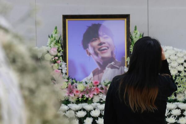 故휘성 빈소, 가요계 동료 및 팬들 추모 발길 이어져