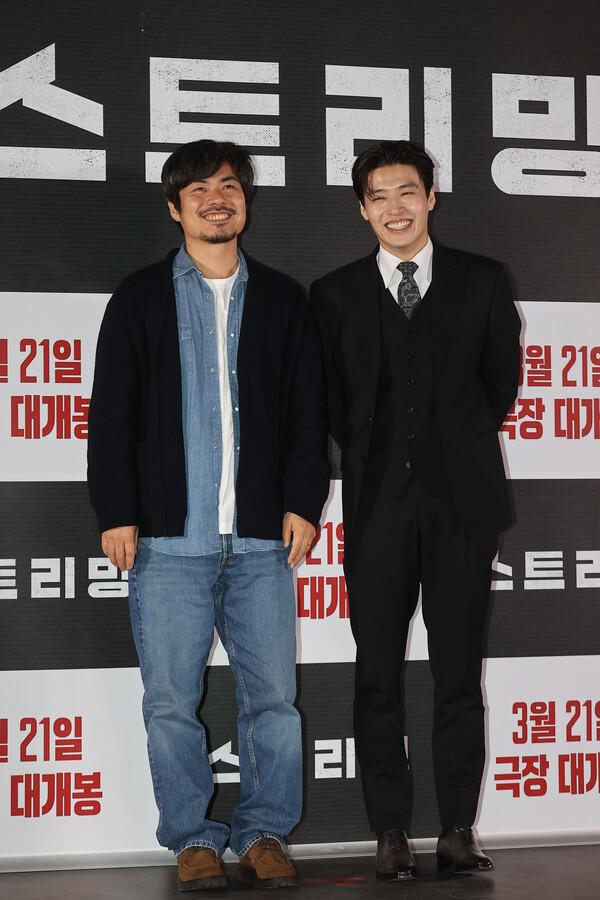 (서울=연합뉴스) 류효림 기자 = 조장호 감독(왼쪽)과 배우 강하늘이 17일 서울 송파구 롯데시네마 롯데월드몰점에서 열린 〈스트리밍〉 시사회 및 기자간담회에서 포즈를 취하고 있다.