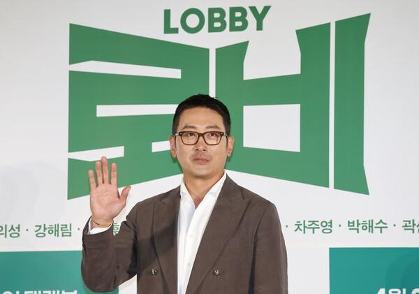 10년 만의 연출작인데…하정우, 급성 맹장염 수술로 영화 〈로비〉 시사회 불참