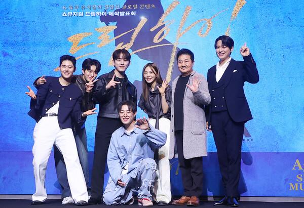쇼뮤지컬 〈어게인 드림하이〉 출연진 (서울=연합뉴스) 진연수 기자 =  왼쪽부터 김동준, 영재, 추연성, 유권, 선예, 박준규, 이지훈