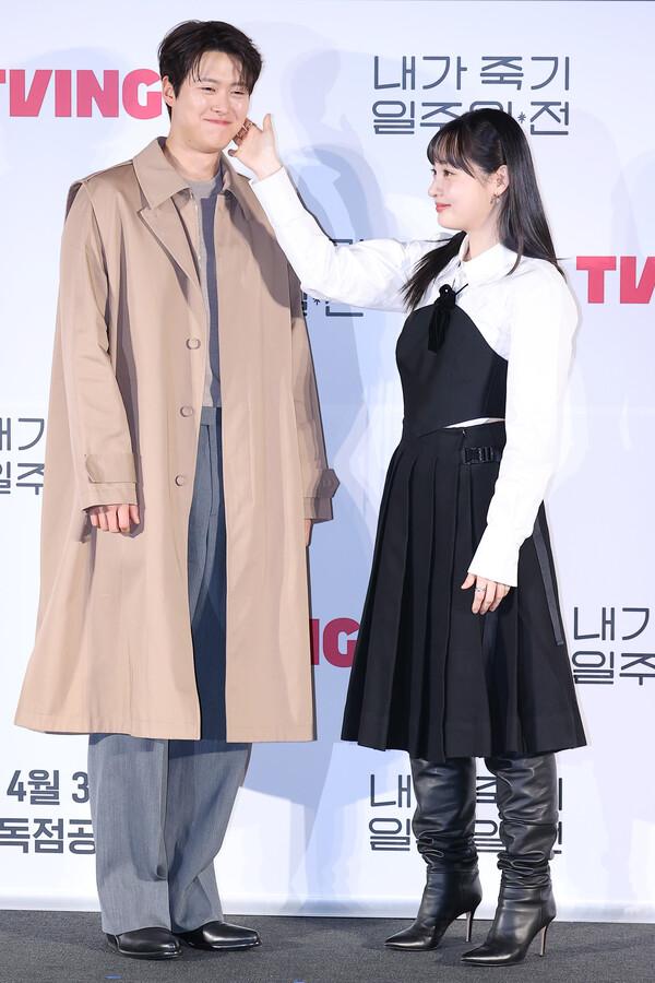 주연배우 공명·김민하 (서울=연합뉴스) 진연수 기자 = 배우 공명(왼쪽)과 김민하가 1일 오전 서울 용산구 CGV용산아이파크몰에서 열린 티빙 오리지널 시리즈 〈내가 죽기 일주일 전〉 제작발표회에서 포즈를 취하고 있다.