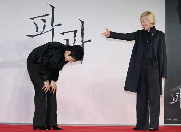(서울=연합뉴스) 이재희 기자 = 배우 김성철과 이혜영이 27일 서울 광진구 롯데시네마 건대입구점에서 열린 영화 〈파과〉 제작보고회에서 포즈를 취하고 있다.