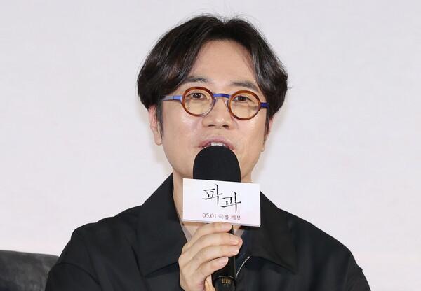 (서울=연합뉴스) 이재희 기자 = 민규동 감독이 27일 서울 광진구 롯데시네마 건대입구점에서 열린 영화 〈파과〉제작보고회에서 질문에 답하고 있다.