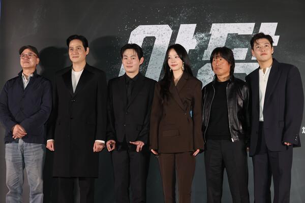 (서울=연합뉴스) 강민지 기자 = 7일 서울 강남구 메가박스 코엑스에서 열린 영화 '야당' 시사회ㆍ기자간담회에서 감독과 배우들이 포즈를 취하고 있다. 왼쪽부터 황병국 감독, 배우 박해준, 류경수, 채원빈, 유해진, 강하늘.