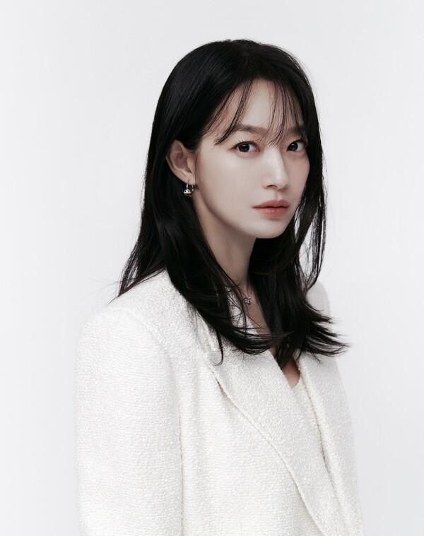 넷플릭스 시리즈 〈악연〉의 신민아…"피해자의 현실적 선택은 복수보다 고통과 멀어지는 것"
