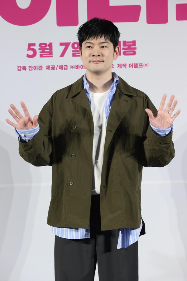(서울=연합뉴스) 강민지 기자 = 16일 서울 강남구 메가박스 코엑스에서 열린 영화 〈바이러스〉 제작보고회에서 배우 장기하가 포즈를 취하고 있다.