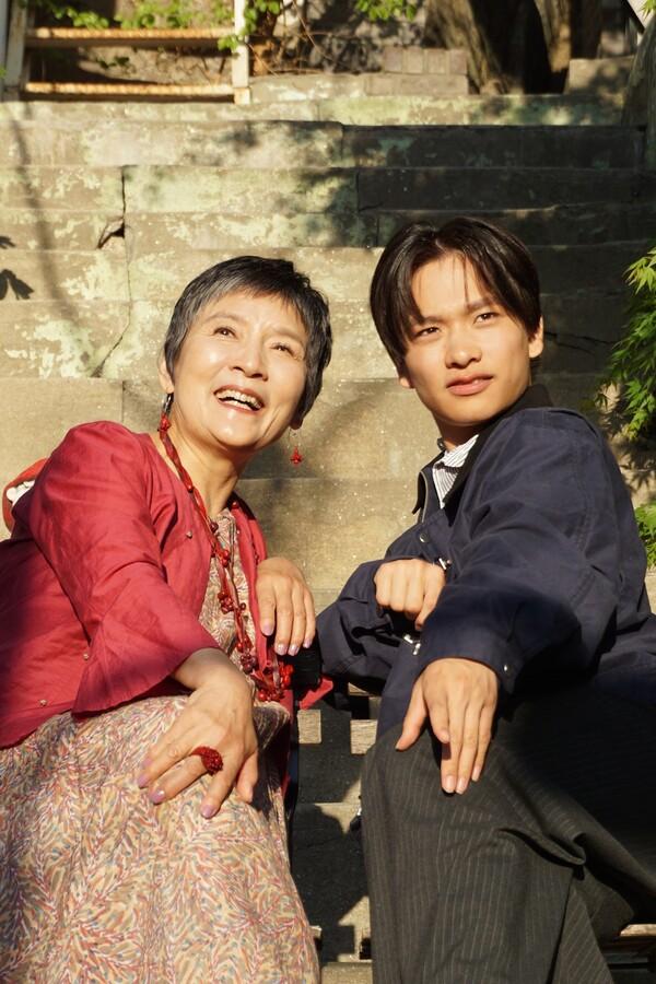 〈사유리〉 미나미데 료카(오른쪽), 네기시 토시에 (의상협찬(根岸季衣) = Jurgen Lehl CO.,LTD.)