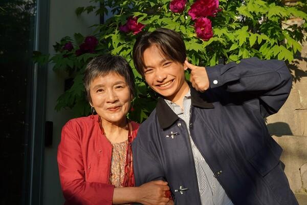 〈사유리〉 미나미데 료카(오른쪽), 네기시 토시에 (의상협찬(根岸季衣) = Jurgen Lehl CO.,LTD.)