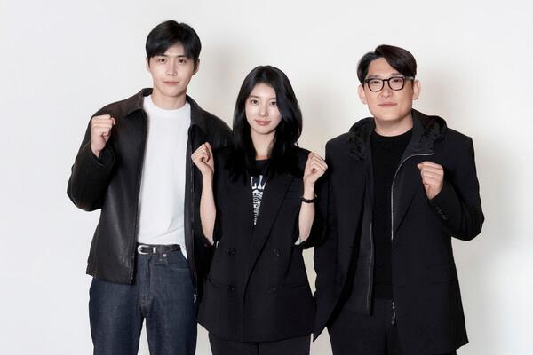 디즈니+ 내년 공개 시리즈 〈현혹〉의 김선호(좌측부터), 수지, 한재림 감독 [디즈니+ 제공]