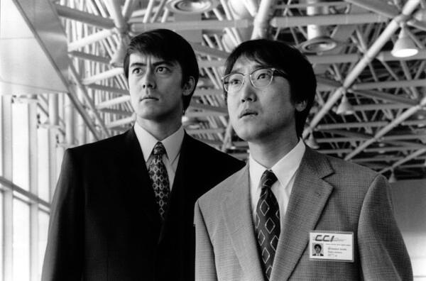 〈ゴジラ 2000 ミレニアム〉 阿部寛（左）と佐野志郎