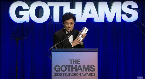 美 고섬어워즈 공로상 받은 황동혁 감독 [방송화면 캡처]