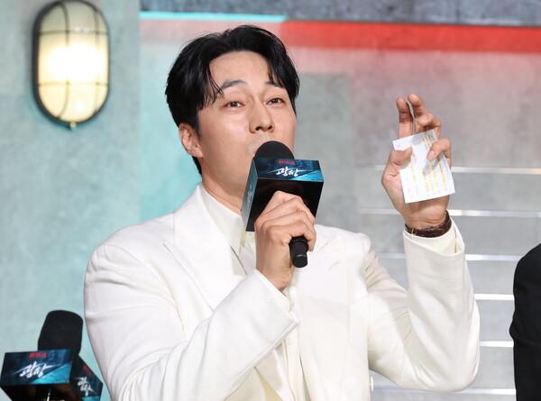 (서울=연합뉴스) 이재희 기자 = 배우 소지섭이 5일 서울 중구 앰배서더서울풀만호텔에서 열린 넷플릭스 시리즈 〈광장〉 제작발표회에서 질문에 답하고 있다.
