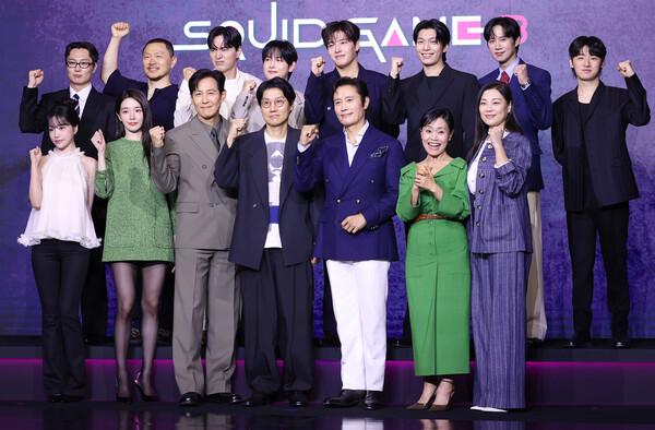 넷플릭스 글로벌 흥행작 '오징어 게임3' 주역들(서울=연합뉴스) 진연수 기자 = 9일 서울 용산구 드래곤시티 호텔에서 열린 넷플릭스 글로벌 흥행작 〈오징어 게임〉 시즌3 제작발표회에서 감독 및 출연 배우들이 포즈를 취하고 있다.
