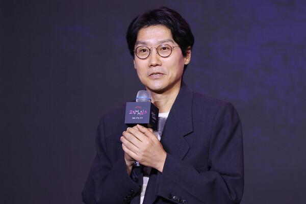 '오징어 게임' 시즌3 연출한 황동혁 감독(서울=연합뉴스) 진연수 기자 = 황동혁 감독이 9일 서울 용산구 드래곤시티 호텔에서 열린 넷플릭스 글로벌 흥행작 〈오징어 게임〉 시즌3 제작발표회에서 인사말을 하고 있다.