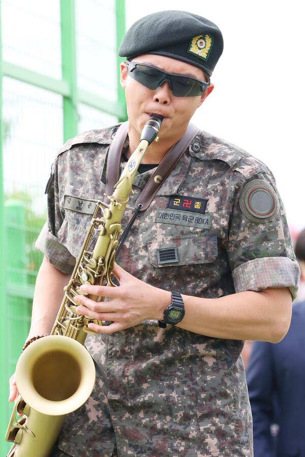 (춘천=연합뉴스) 진연수 기자 = 육군 현역 복무를 마치고 만기 전역한 그룹 방탄소년단(BTS) RM이 10일 강원 춘천시 신북읍체육공원에서 열린 전역 기념행사에서 색소폰 연주를 하고 있다.