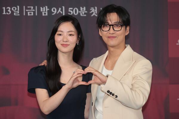 (서울=연합뉴스) 류효림 기자 = 배우 전여빈, 남궁민이 10일 서울 용산구 CGV 용산아이파크몰에서 열린 SBS금토드라마 '우리영화' 제작발표회에서 포즈를 취하고 있다.
