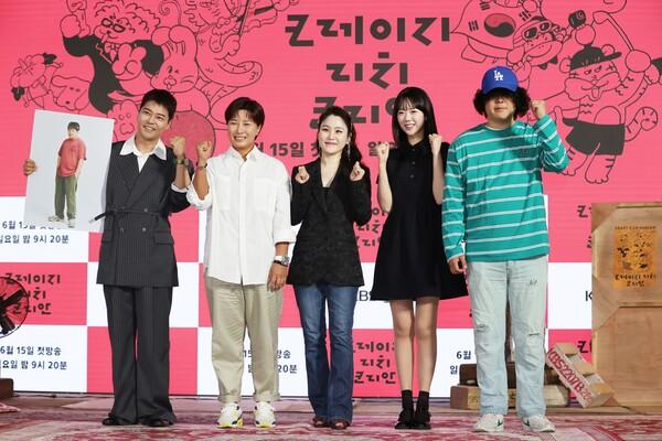 (서울=연합뉴스) 강민지 기자 = 10일 서울 여의도 KBS별관에서 열린 KBS 2TV 예능'크레이지 리치 코리안' 제작발표회에서 참석자들이 포즈를 취하고 있다. 왼쪽부터 전현무, 박세리, 장한나, 지예은 , 이창수PD