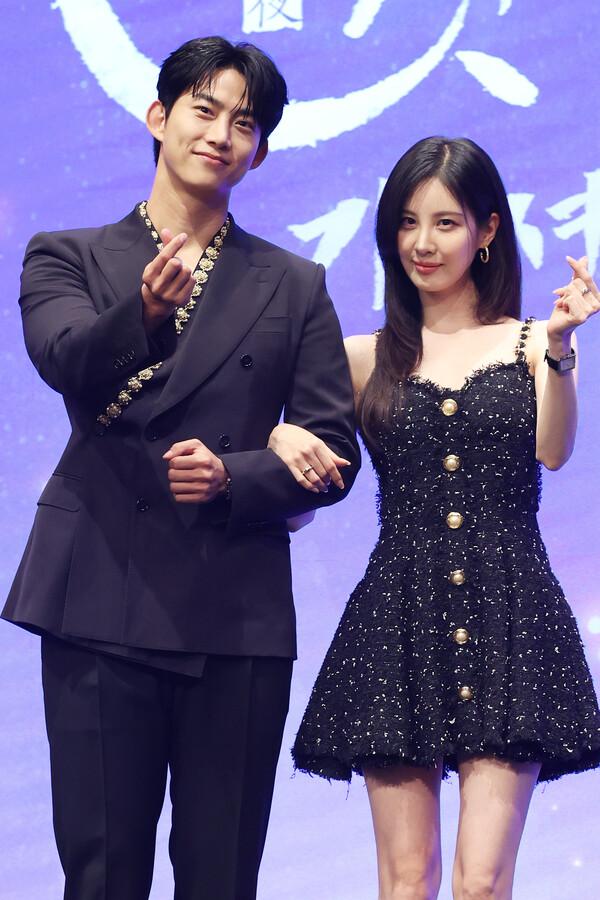(서울=연합뉴스) 강민지 기자 = 배우 옥택연(왼쪽), 서현이 11일 서울 구로구 더세인트웨딩에서 열린 KBS 2TV 새 수목드라마 '남주의 첫날밤을 가져버렸다' 제작발표회에서 포즈를 취하고 있다.