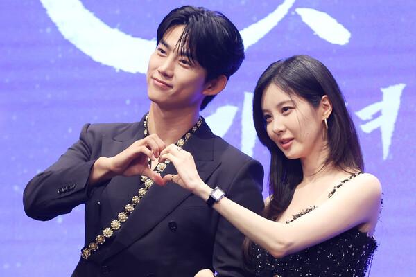 (서울=연합뉴스) 강민지 기자 = 배우 옥택연(왼쪽), 서현이 11일 서울 구로구 더세인트웨딩에서 열린 KBS 2TV 새 수목드라마 '남주의 첫날밤을 가져버렸다' 제작발표회에서 포즈를 취하고 있다.