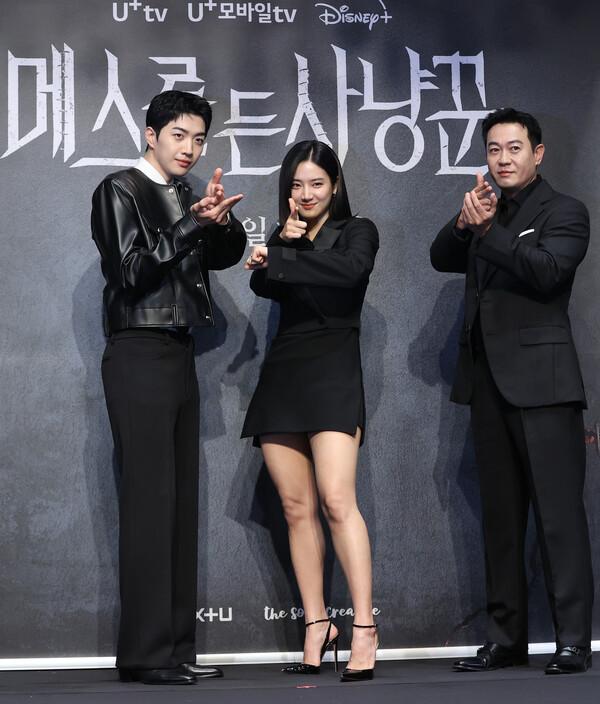 (서울=연합뉴스) 강민지 기자 = 12일 서울 구로구 라마다서울신도림호텔에서 열린 STUDIO X+U 미드폼 드라마 '메스를 든 사냥꾼' 제작발표회에서 배우들이 포즈를 취하고 있다. 왼쪽부터 강훈, 박주현, 박용우.