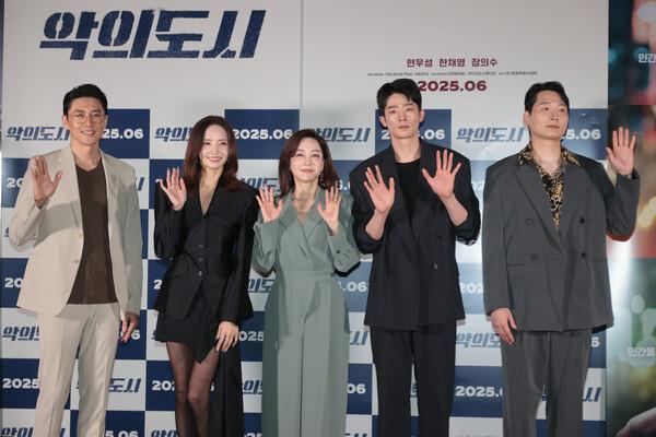 (Seoul=Yonhap News) Phóng viên Ryu Hyo-rim = Đạo diễn Hyun Woo-sung, các diễn viên Han Chae-young, Kim Hye-eun, Jang Ui-soo, Kim Won-woo đang tạo dáng tại buổi họp báo diễn ra vào ngày 12 tại CGV Yongsan I-Park Mall, quận Yongsan, Seoul.
