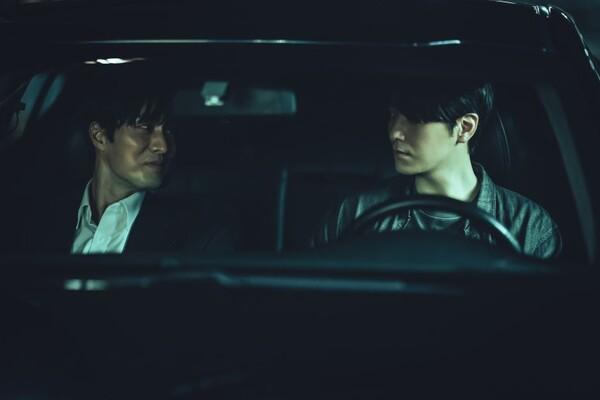 El estándar de 〈Plaza〉 (izquierda, So Ji-sub) y Gi-seok (Lee Jun-hyuk)