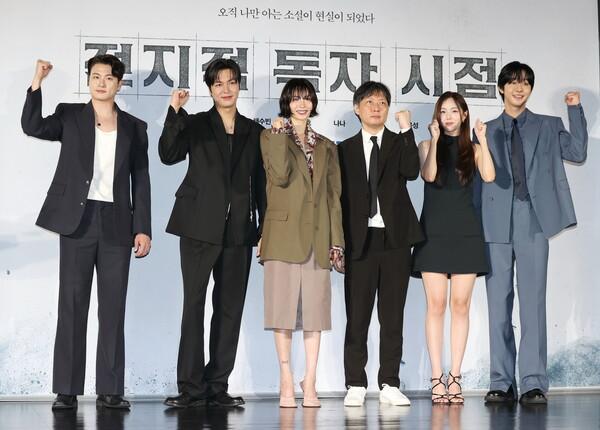 포즈 취하는 〈전독시〉 감독과 출연진(서울=연합뉴스) 이재희 기자 = 배우 신승호(왼쪽부터), 이민호, 나나, 김병우 감독, 배우 채수빈, 안효섭