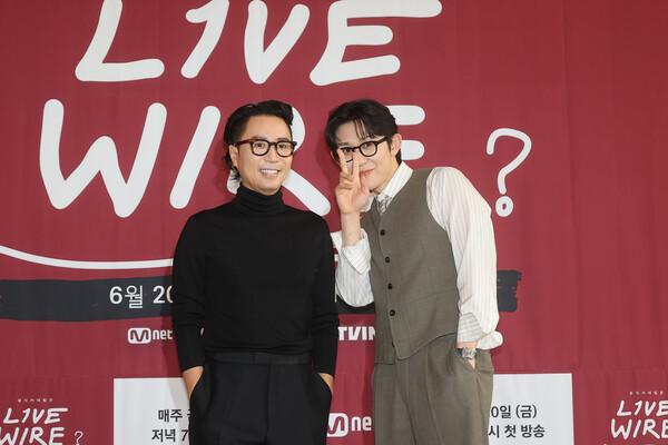(서울=연합뉴스) 류효림 기자 = 뮤지션 정재형(왼쪽)과 코드쿤스트가 19일 서울 중구 커뮤니티하우스 마실에서 열린 Mnet '라이브 와이어' 제작발표회에서 포즈를 취하고 있다.