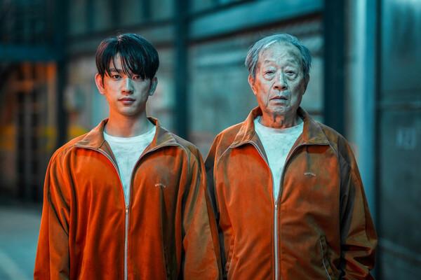 "<Hight Five>"  của Park Jin-young (bên trái), Shin Gu