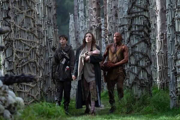 <28 Years Later> Spike (left), Ayla (center) mother-son
